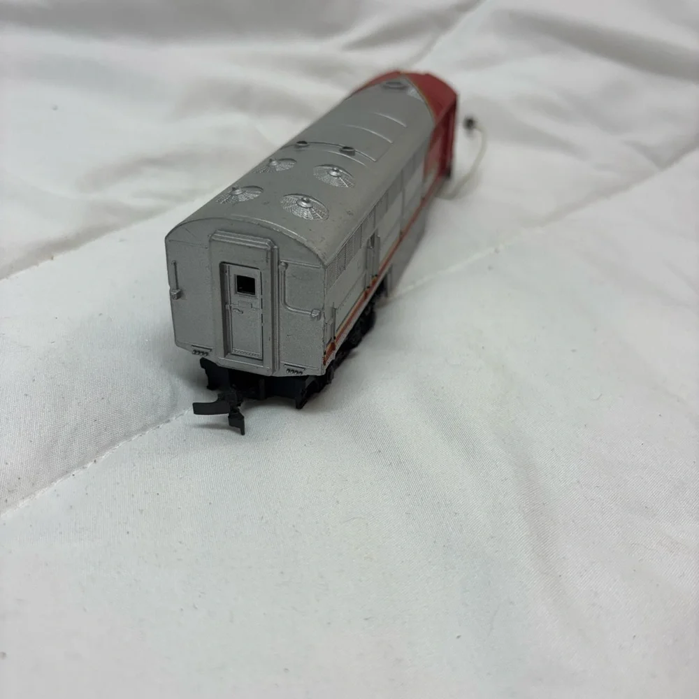 AHM Ho Scale Santa Fe Diesel Locomotive No. 5028 For Train Set Layout ￼